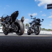 Unter dem Motto „From Circuit to Street“ vereint der Battlax Racing Street RS12 modernste Rennreifen Technologie und bietet damit die höchste Trockenhaftung innerhalb der straßenzugelassenen Battlax Serie.